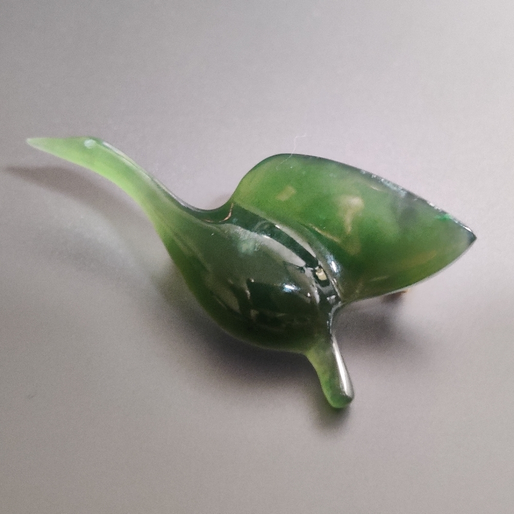 Vintage genuine genuine jade bird 🐦 brooch in EUC